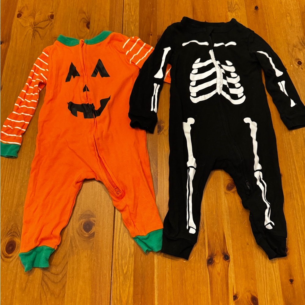 Bundle of Halloween pajamas 6-9 months